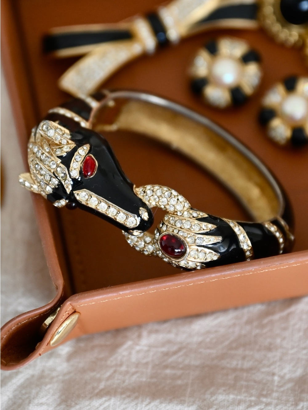 Vintage Ciner Zoo Animal Head Horse Holding Ring Red Glass Black Enamel Bangle - Picture 1 of 13